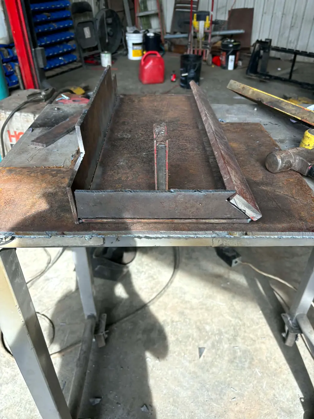 Assemblage d'acier en cours sur une table de travail